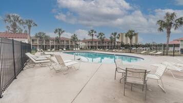 Lämmitetty uima-allas