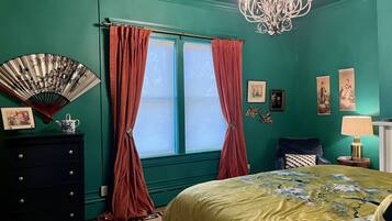 8 bedrooms, WiFi, bed sheets