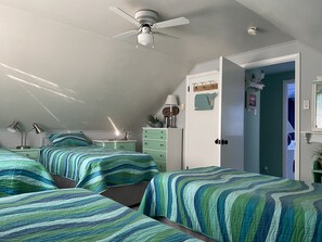 4 Schlafzimmer, Schreibtisch, Bügeleisen/Bügelbrett, Reisekinderbett
