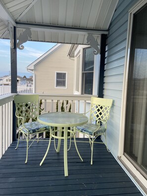 Outdoor dining - Fenwick Waterfront House-Dock, 3 Decks, Linens, Bikes, Kayaks, SUPs , Bay Sunset (Fenwick Island)