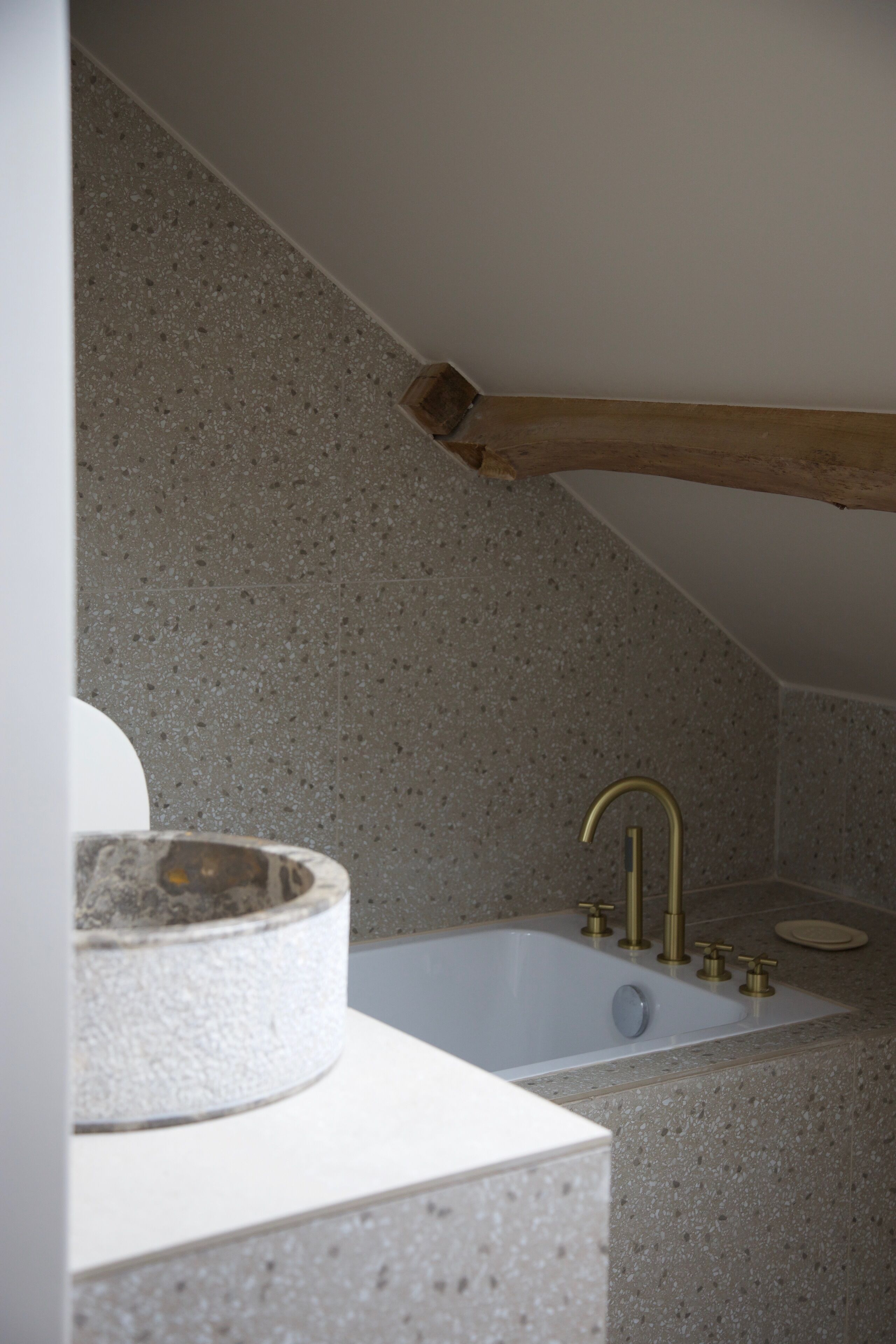 Een douche, een haardroger, handdoeken, zeep