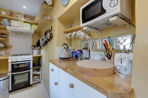 Cottage | Private kitchen | Fridge, microwave, stovetop, dishwasher