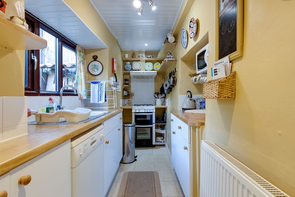 Cottage | Private kitchen | Fridge, microwave, stovetop, dishwasher