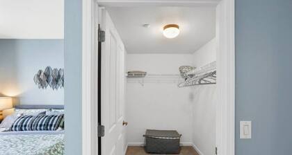 Idlewild Park condo by downtown + Pool & Parking