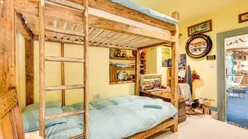 Cottage | 2 bedrooms, iron/ironing board, free WiFi, bed sheets