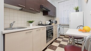 Kaffe-/temaskine, mikrobølgeovn, køkkentøj/tallerkener/redskaber