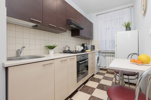 Microwave, coffee/tea maker, cookware/dishes/utensils - Spacious Apartment Włochy by Renters (Warsaw)
