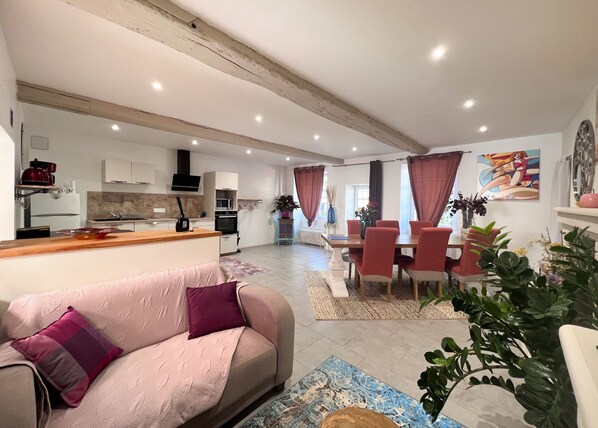 TV, fireplace - Gîte du Paradis Perdu, Medeina, in Talmont-Saint-Hilaire (Talmont-Saint-Hilaire)