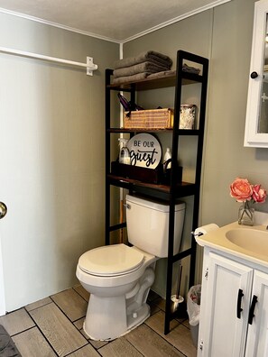 Dusj, hårføner og håndklær