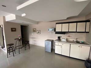 Private kitchen - Beautiful studio apartment in the Torre de Cali on the 28th floor (Cali)