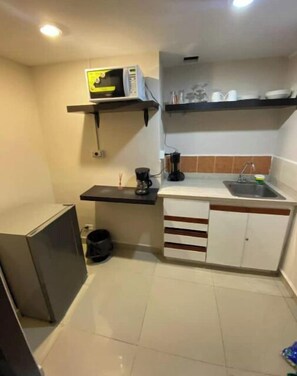 Kjøleskap, ovn og kjøkkenutstyr