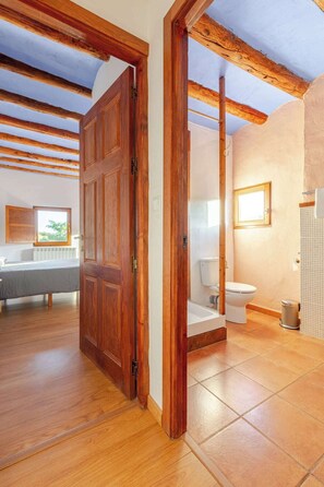 Shower, hair dryer, towels, soap - Room with private bathroom and living room in a rural house (Costean)