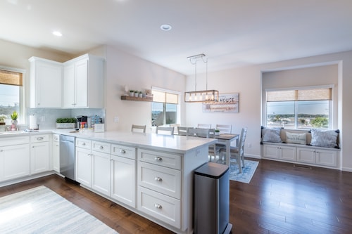 Modern 4BR / 4BA Beach Home • 360 View Rooftop Firepit • All King Beds - Garage