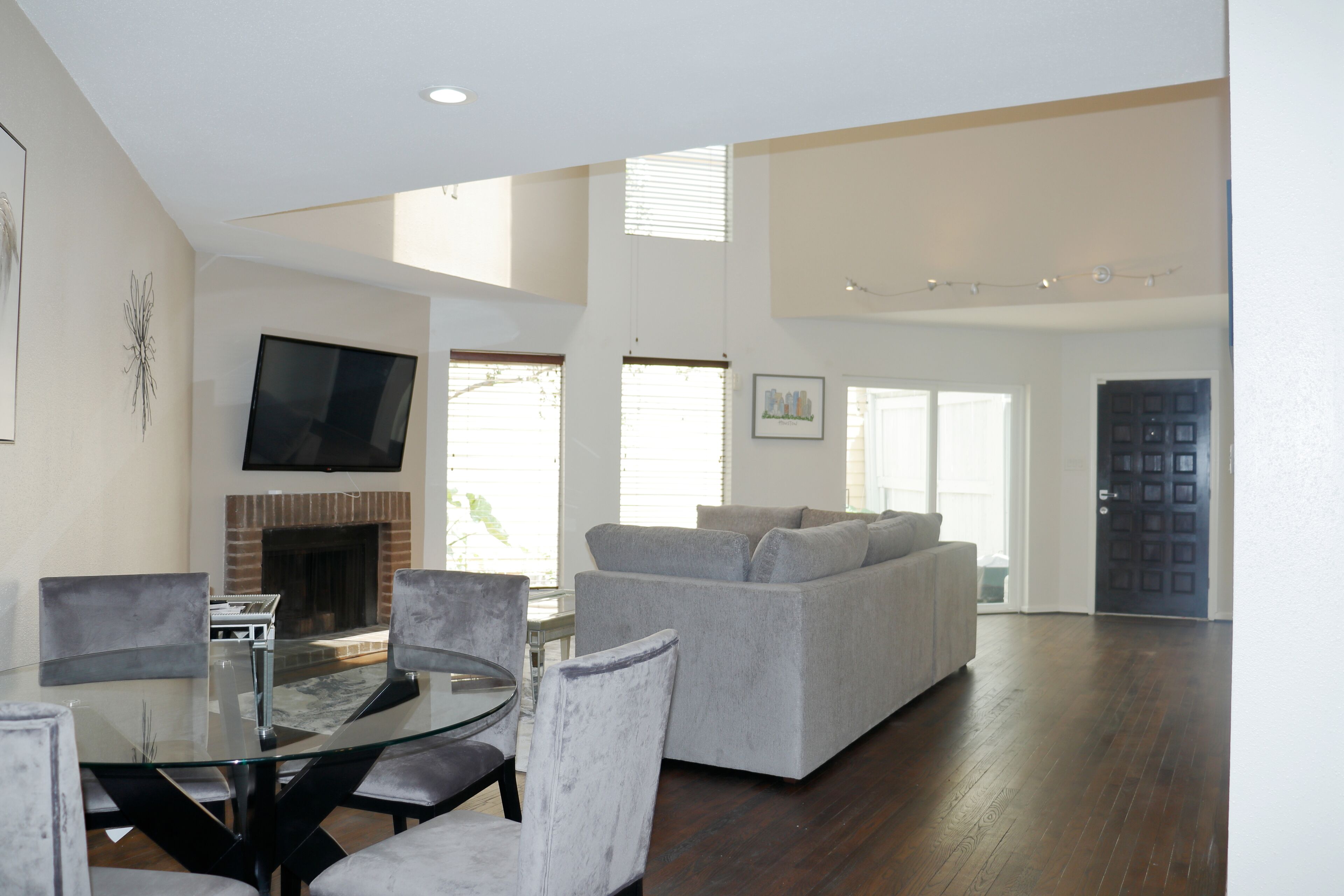 2 Bedroom Montrose Home with On-site Parking