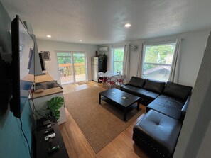 Smart TV, books - St. John’s/cathedral park getaway (Portland)