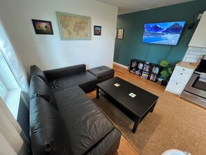 Smart TV, books - St. John’s/cathedral park getaway (Portland)