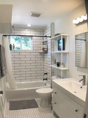 Asciugacapelli, asciugamani, sapone, shampoo