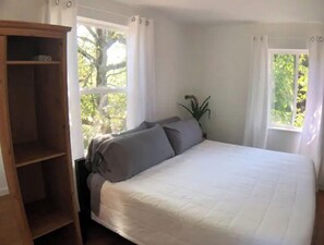 2 slaapkamers, een strijkplank/strijkijzer, gratis wifi, beddengoed