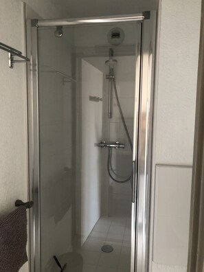 Shower, hair dryer, soap, toilet paper - Waterfront apartment with sea view (Collioure)