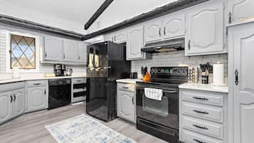 Fridge, oven, stovetop, dishwasher