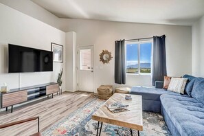 Smart TV, chimenea y tenis de mesa