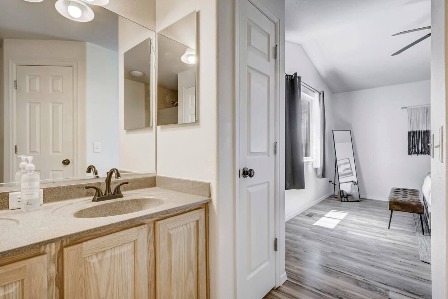 Un baño moderno con lavamanos doble, un espejo grande y zona de ducha.