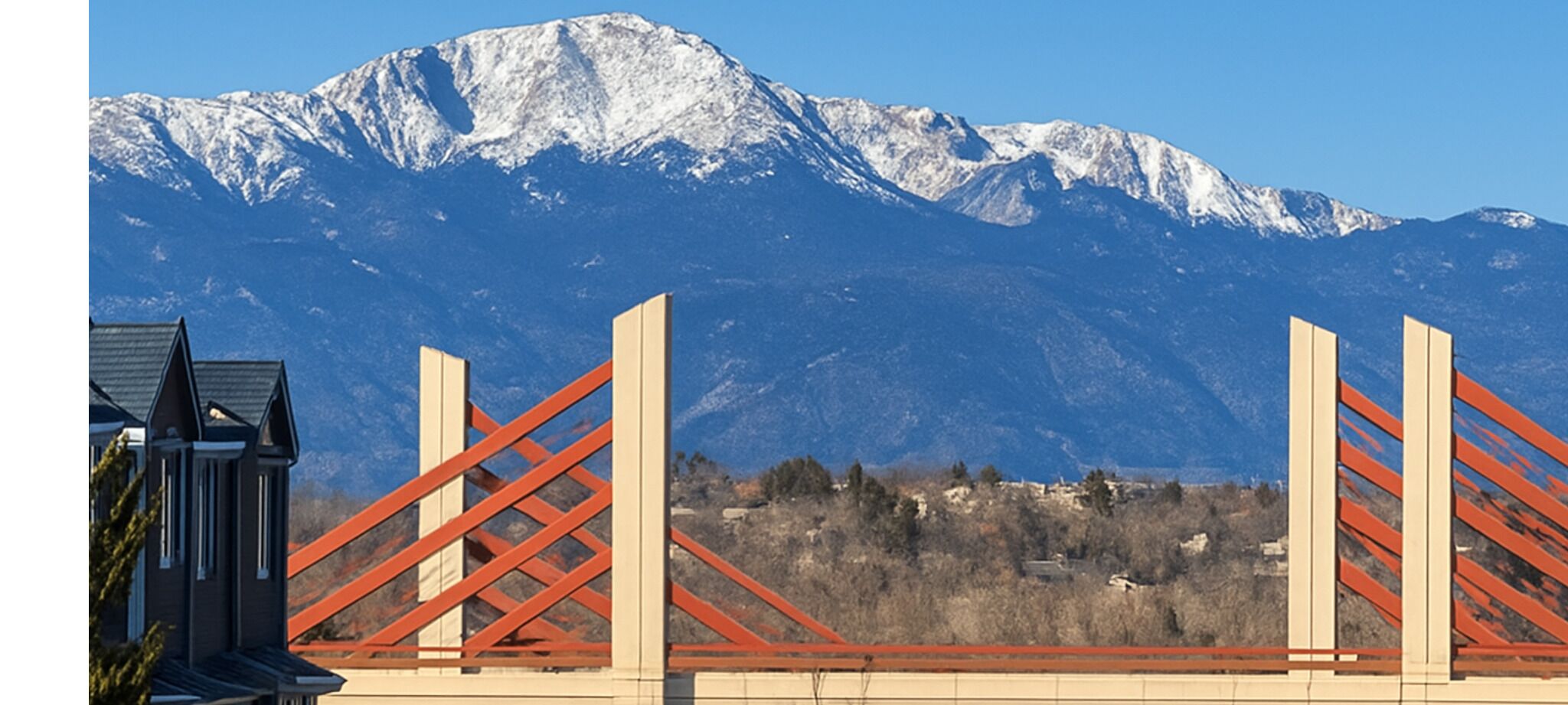 Un ponte con vista sulle montagne innevate sullo sfondo.