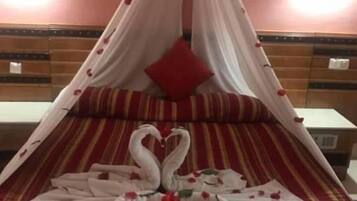 Basic Double Room | Minibar, individually decorated, blackout drapes, soundproofing