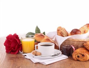 Free daily continental breakfast  - HOTEL DAR TAOUFIK (Djerba Midun)