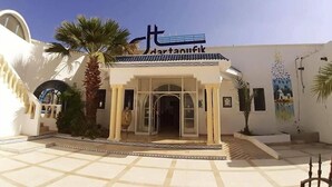 A building with a sign reading "dantanofik" and a tiled entrance area. - HOTEL DAR TAOUFIK (Djerba Midun)