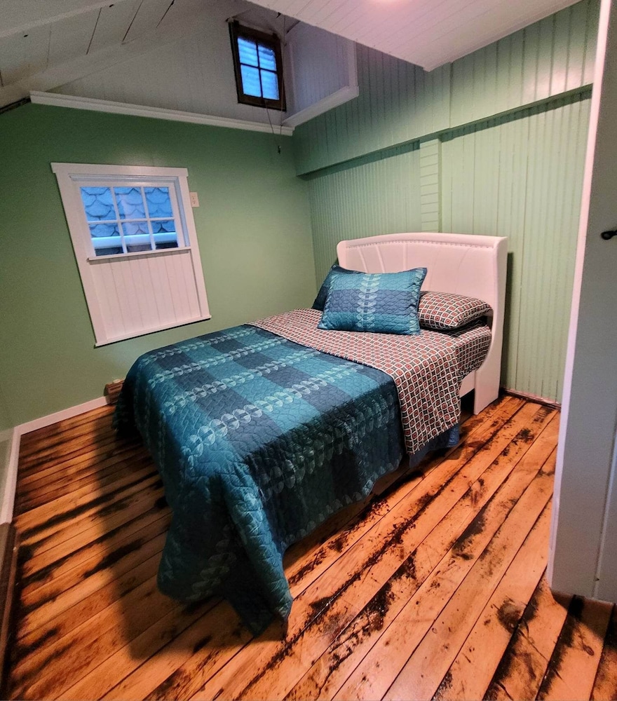 Modern Mount Gretna Cottage with Cool Minimalist Design , Lebanon Room