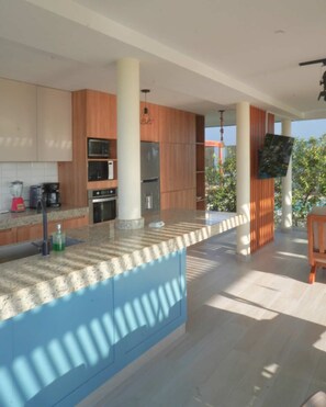 Kühlschrank, Mikrowelle, Ofen, Wasserkocher mit Kaffee-/Teezubehör