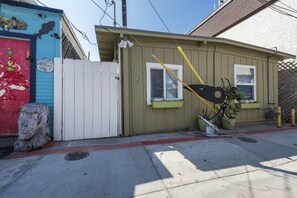 Exterior - Walk to Beach & Bay/Pet Friendly/A/C (San Diego)