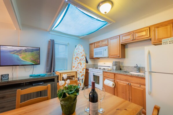 Fridge, microwave, oven, stovetop - Walk to Beach & Bay/Pet Friendly/A/C (San Diego)