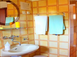 Bathtub, towels - Seafront Apartment Darinka (Blato)