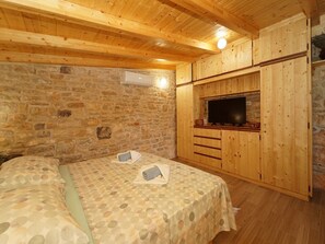 2 bedrooms, WiFi, bed sheets