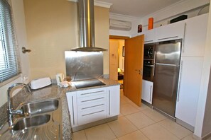 Réfrigérateur, four, plaque de cuisson, lave-vaisselle