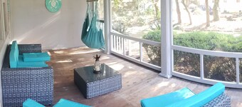 6 Bed/4 Bath whole house duplex, minutes from golf, restaurants, and the beach!