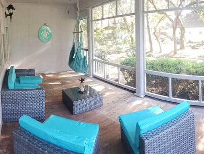 6 Bed/4 Bath whole house duplex, minutes from golf, restaurants, and the beach!