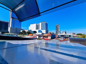 Apartamento City, cocina básica | Vistas desde la habitación
