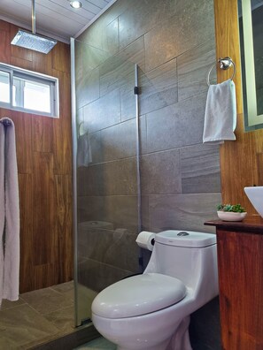 Superior Studio, 1 King Bed, Kitchenette | Bathroom - 714 Studios (San José)