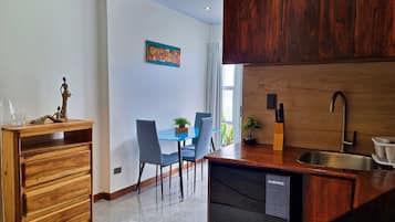 Superior-Studio, 1 King-Bett, Kochnische | Wohnbereich | 52-Zoll-Smart-TV mit Kabelempfang, Fernseher, Netflix
