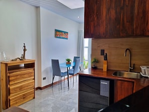 Estudio superior, 1 cama de matrimonio grande, cocina básica | Zona de estar | Smart TV de 52 pulgadas con canales por cable, una televisión