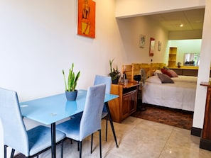 Comfort Studio, Multiple Beds, Kitchenette | In-room dining