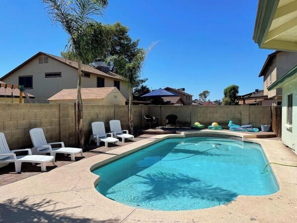 Una piscina al aire libre