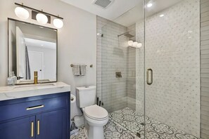 Dusche, Haartrockner, Handtücher, Seife