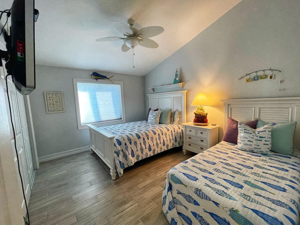 2 Bed 2 Bath Fabulous Views of The Shelter Bay & Cabana Club