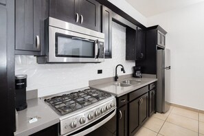 冷蔵庫、電子レンジ、オーブン、コンロ