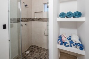 Haartrockner, Handtücher, Seife, Toilettenpapier