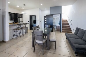 Relax in this open-plan living space with a kitchen, dining area, and comfortable seating.